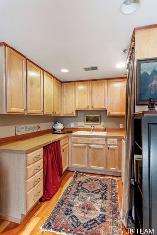 17 W 10th Street 220, Holland, MI 49423