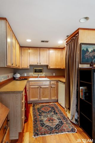 17 W 10th Street 220, Holland, MI 49423