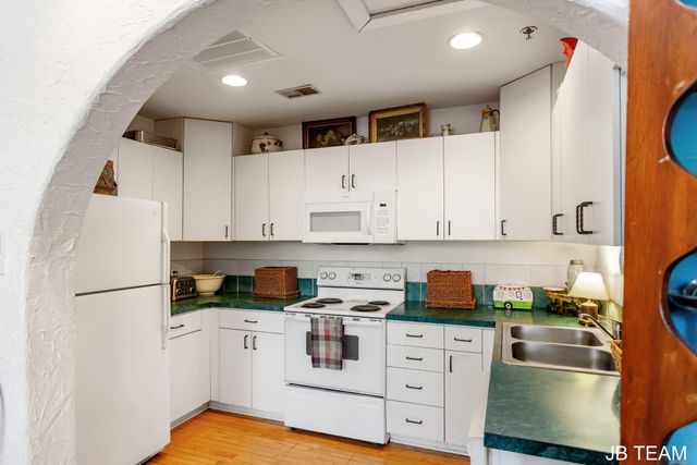 17 W 10th Street 220, Holland, MI 49423