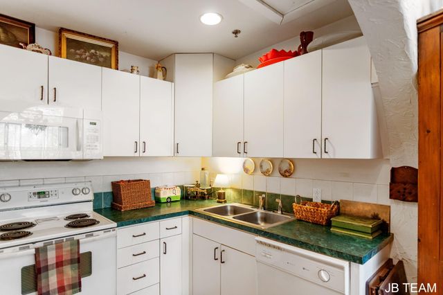 17 W 10th Street 220, Holland, MI 49423