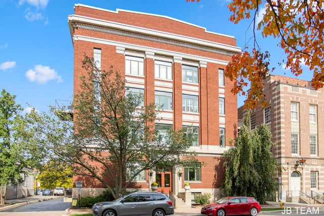 17 W 10th Street 220, Holland, MI 49423