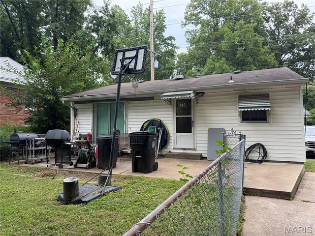 805 N 17th Street, Belleville, IL 62226