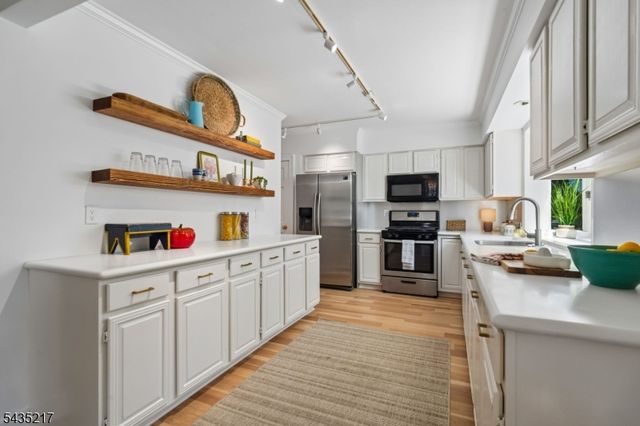 658 Ridgewood Rd 1, Maplewood Twp., NJ 07040