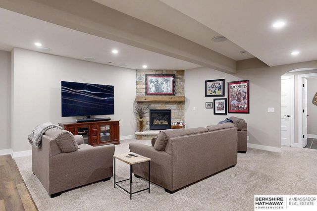 19016 Hazelnut Drive, Gretna, NE 68028