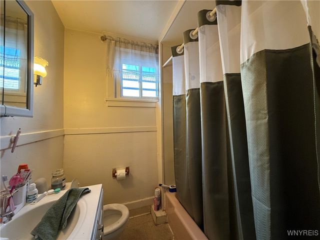 32 Roslyn Street, Buffalo, NY 14211