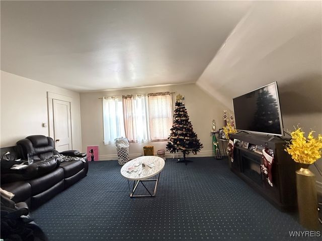 32 Roslyn Street, Buffalo, NY 14211