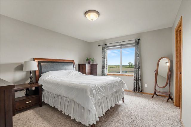 1221 Prairie Rose Drive SW, Cedar Rapids, IA 52404