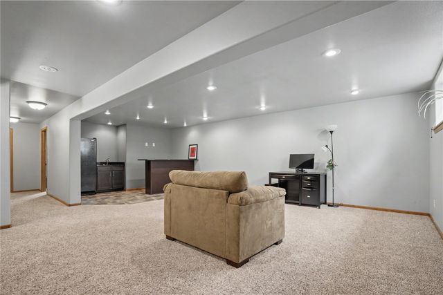1221 Prairie Rose Drive SW, Cedar Rapids, IA 52404