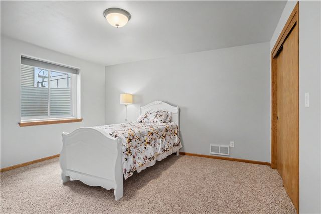 1221 Prairie Rose Drive SW, Cedar Rapids, IA 52404