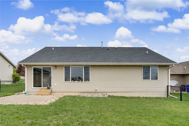 1221 Prairie Rose Drive SW, Cedar Rapids, IA 52404