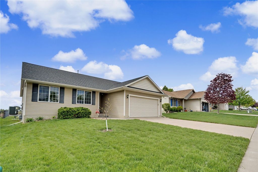 1221 Prairie Rose Drive SW, Cedar Rapids, IA 52404