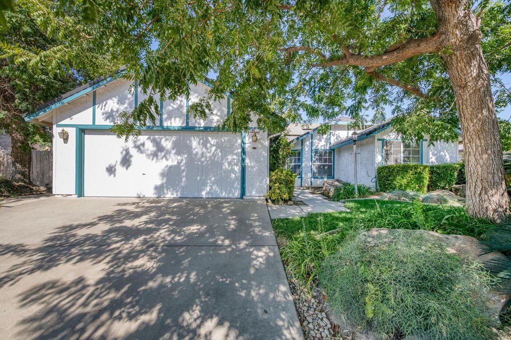 Image 1 of property listing at 927 Palo Alto Avenue, Clovis, CA 93612