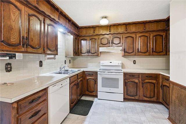 1209 SW Eugene Street, Blue Springs, MO 64015