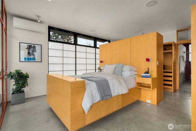 1527 E Howe Street, Seattle, WA 98112