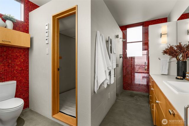 1527 E Howe Street, Seattle, WA 98112