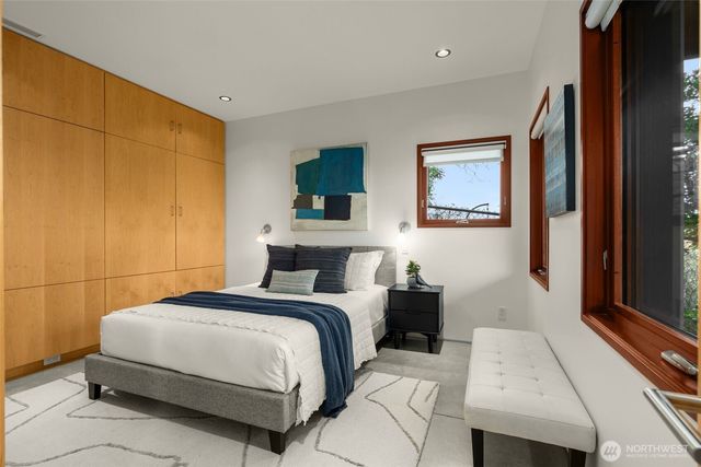 1527 E Howe Street, Seattle, WA 98112