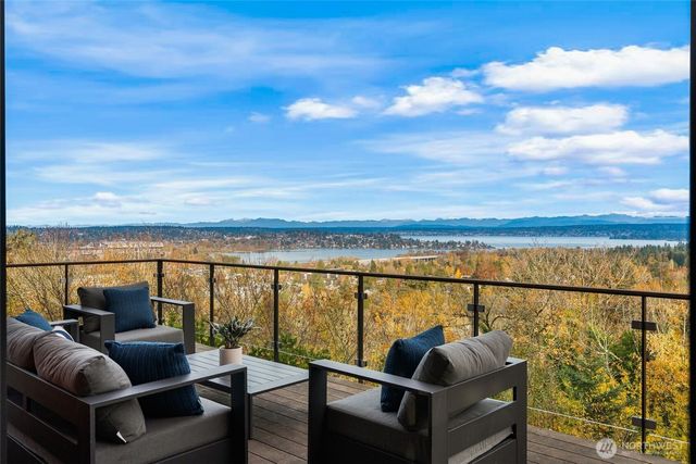 1527 E Howe Street, Seattle, WA 98112