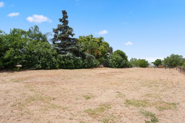10365 E Bullard Avenue, Clovis, CA 93619