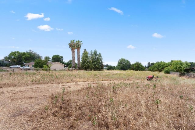 10365 E Bullard Avenue, Clovis, CA 93619