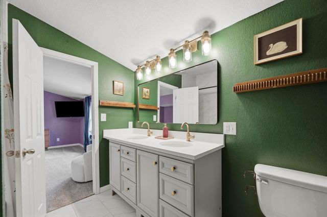 418 E Twisted Oak Rd, Derby, KS 67037