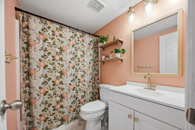 418 E Twisted Oak Rd, Derby, KS 67037