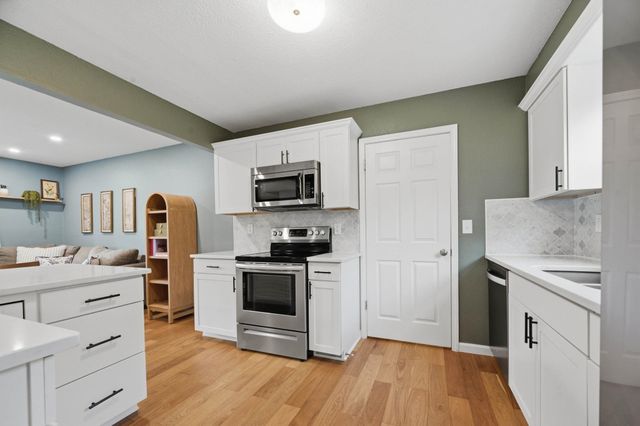 418 E Twisted Oak Rd, Derby, KS 67037