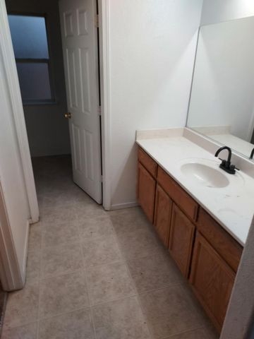 5448 E Kaviland Avenue, Fresno, CA 93727