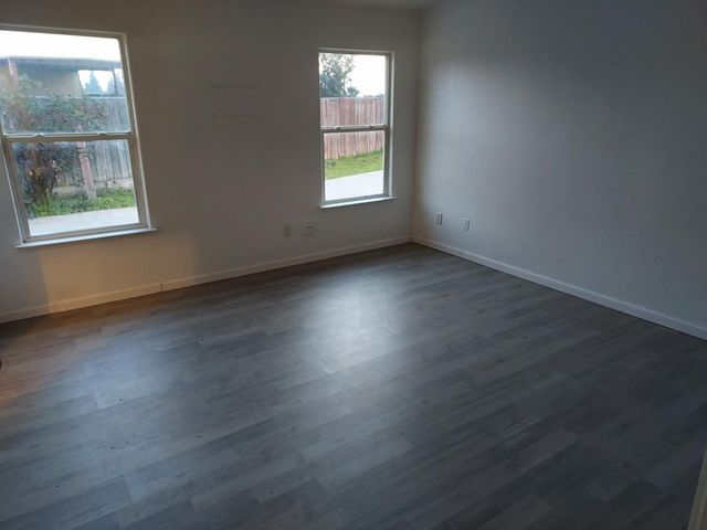 5448 E Kaviland Avenue, Fresno, CA 93727