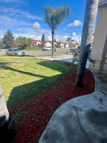 5448 E Kaviland Avenue, Fresno, CA 93727