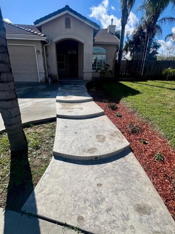 5448 E Kaviland Avenue, Fresno, CA 93727