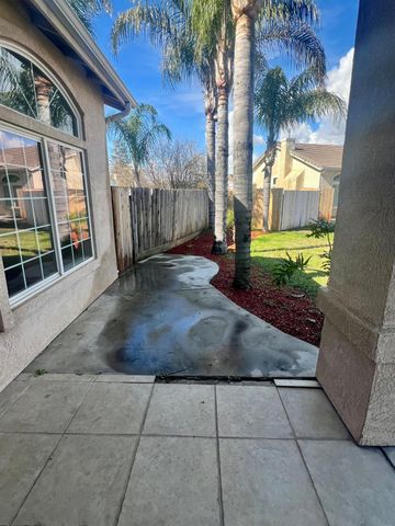 5448 E Kaviland Avenue, Fresno, CA 93727