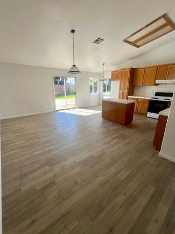 5448 E Kaviland Avenue, Fresno, CA 93727