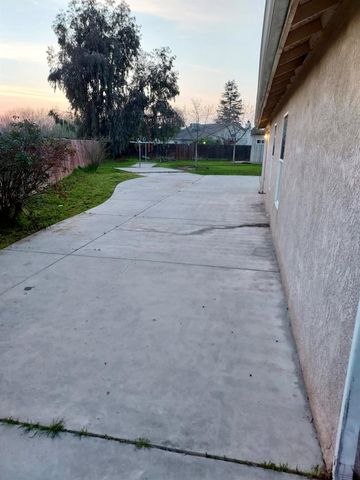 5448 E Kaviland Avenue, Fresno, CA 93727