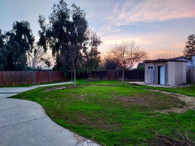 5448 E Kaviland Avenue, Fresno, CA 93727