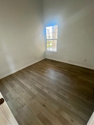 5448 E Kaviland Avenue, Fresno, CA 93727