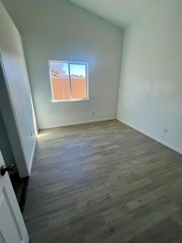 5448 E Kaviland Avenue, Fresno, CA 93727