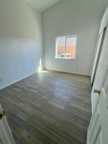 5448 E Kaviland Avenue, Fresno, CA 93727