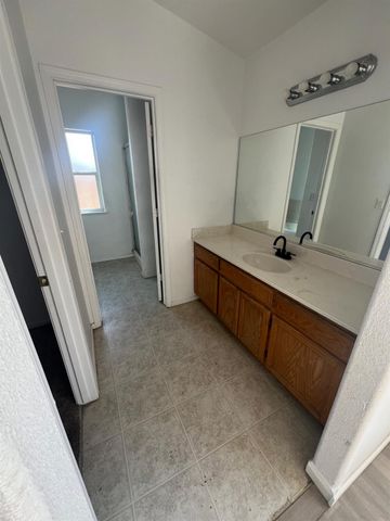 5448 E Kaviland Avenue, Fresno, CA 93727