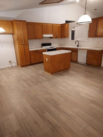 5448 E Kaviland Avenue, Fresno, CA 93727