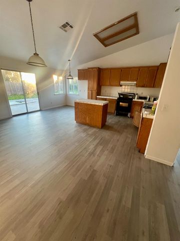 5448 E Kaviland Avenue, Fresno, CA 93727