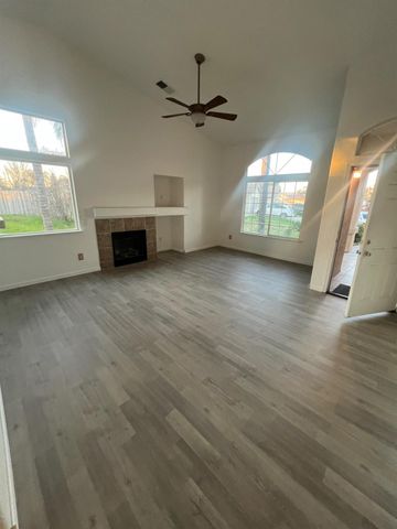 5448 E Kaviland Avenue, Fresno, CA 93727