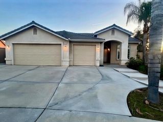 5448 E Kaviland Avenue, Fresno, CA 93727