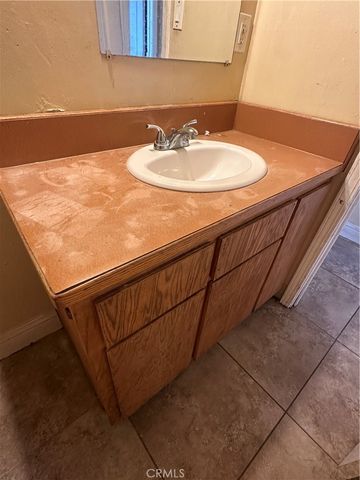 912 Meadows, Bakersfield, CA 93306