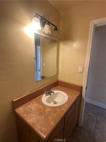 912 Meadows, Bakersfield, CA 93306