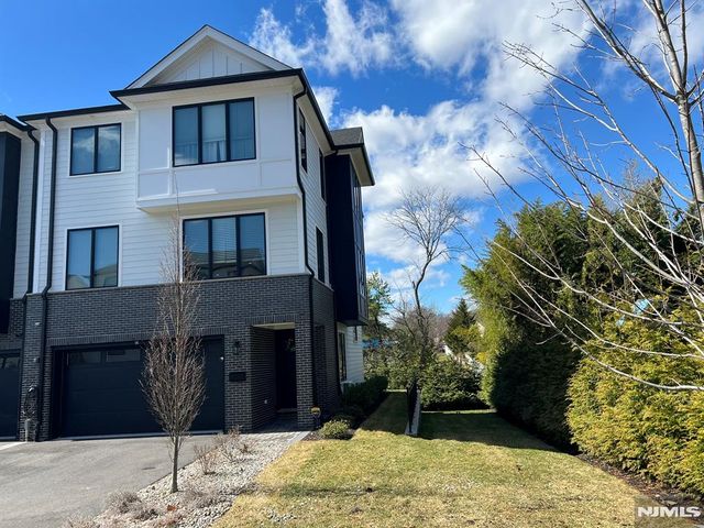 2 Skye Drive, Paramus, NJ 07652