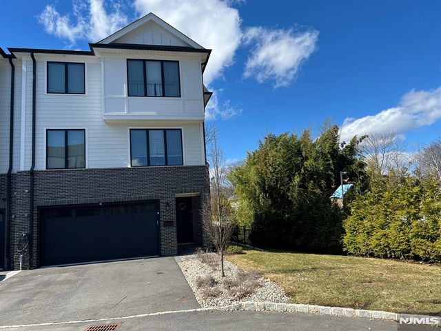 2 Skye Drive, Paramus, NJ 07652