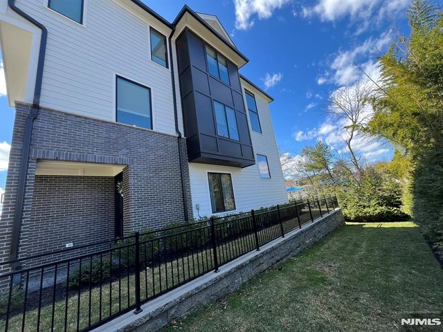 2 Skye Drive, Paramus, NJ 07652