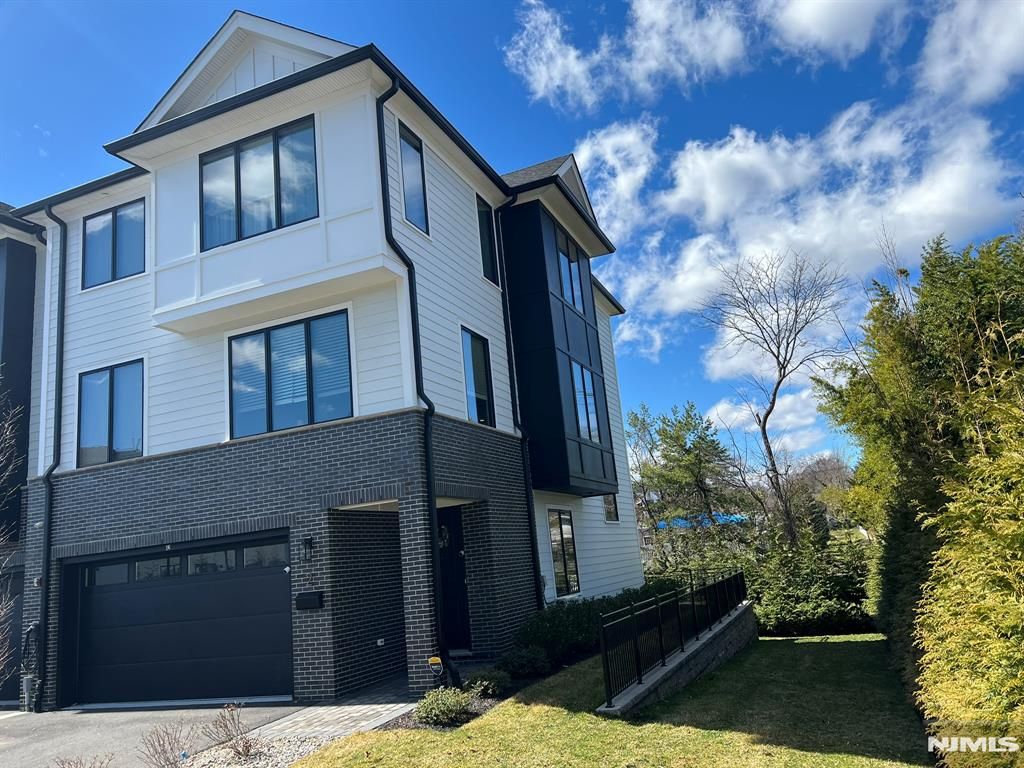 2 Skye Drive, Paramus, NJ 07652