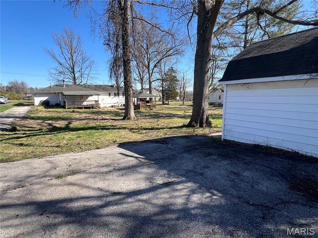 2806 Yaeger Road, St Louis, MO 63129