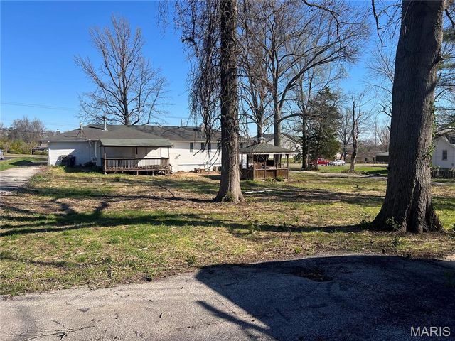 2806 Yaeger Road, St Louis, MO 63129